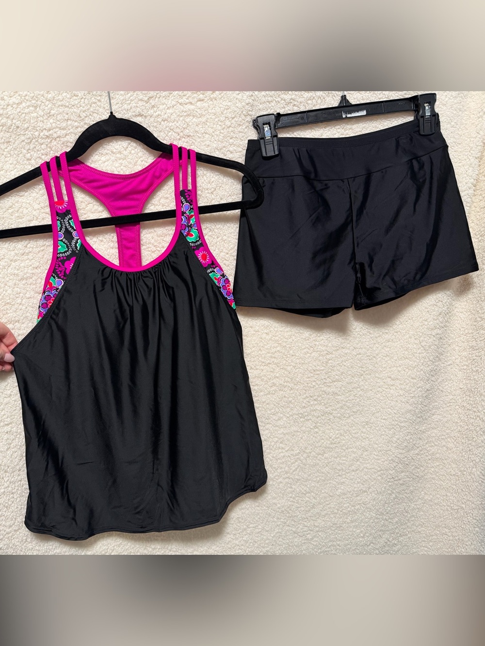 Tankini Swim Set Hot Pink Floral Built-In Bra Black Swim Shorts Size Medium NEW